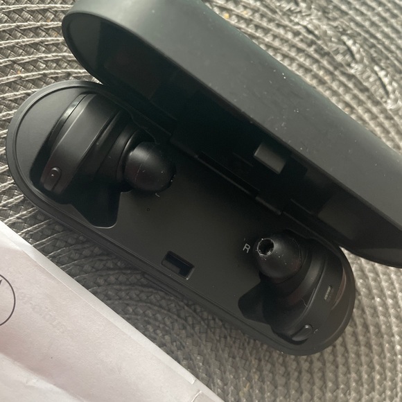 Audio Technica Full Wireless Bluetooth Earphone ATH-CKR7TW-BK - Picture 3 of 5